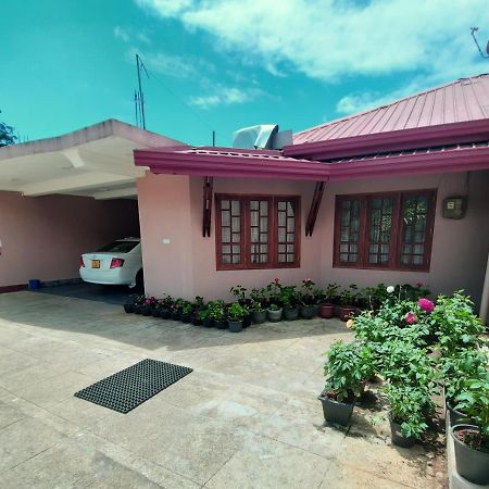 Thuvaraga Inn Nuwara Eliya Extérieur photo